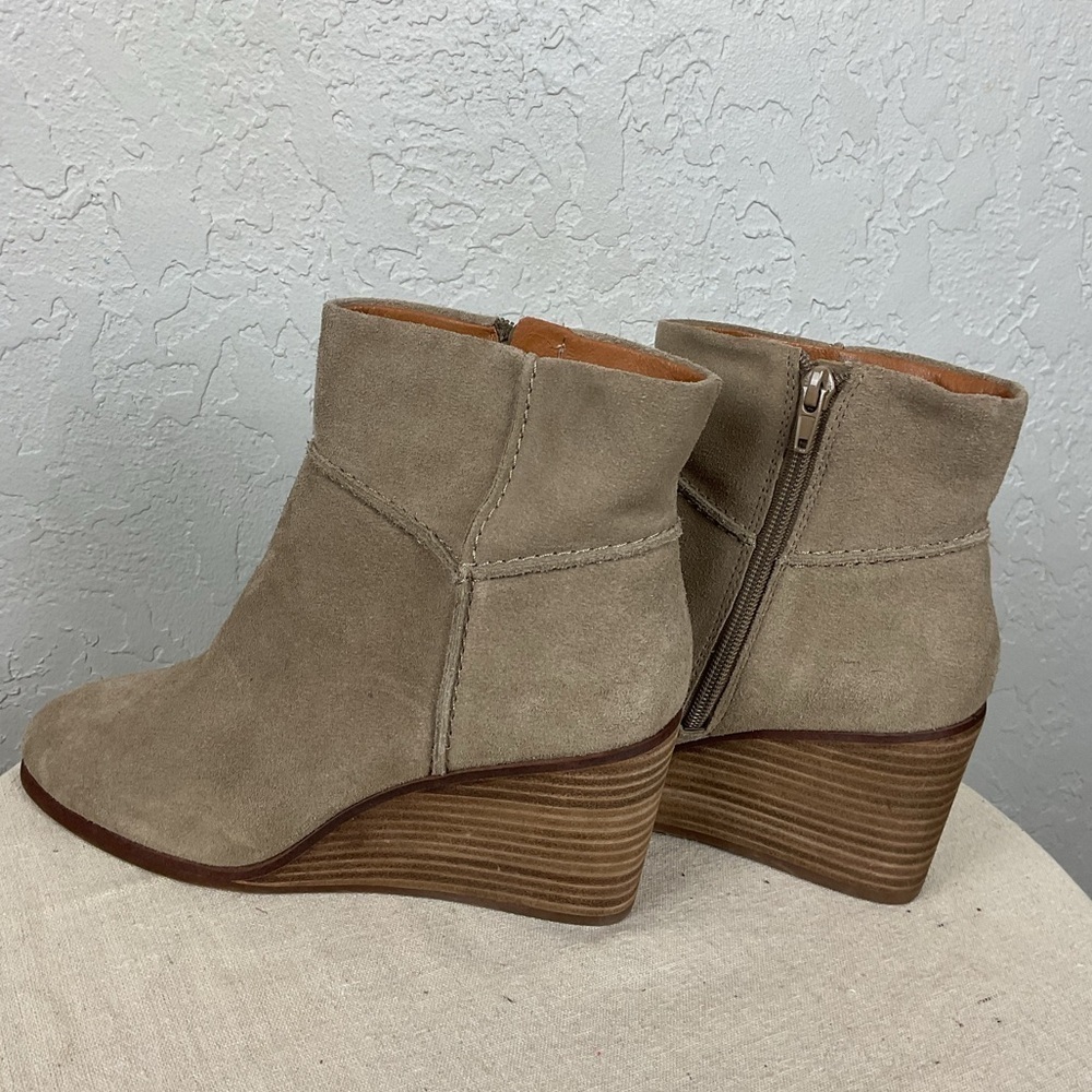 Women’s Luck Brand Zollini Split Suede Wedge Heel Ankle Boot Dune Color Size 7.5